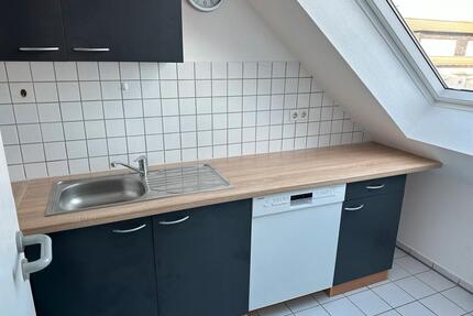 Charmante möblierte 2-Zimmer-Dachgeschosswohnung mit Stellplatz - Leverkusen Schlebusch