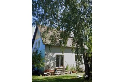 Freistehendes Haus mit Anbau (3 Wohnungen möglich) und Garten - Lappersdorf