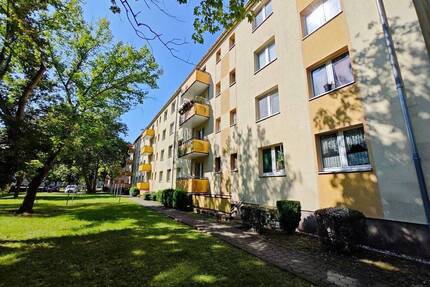 Singlehit mit Balkon: Sanierte 2-Raum-Wohnung in ruhiger Lage von Merseburg-Süd