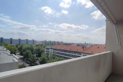 * 2-RAUMWOHNUNG MIT BALKON tollen Ausblick und FAHRSTUHL im OBJEKT*vermietbar ab 1.April 2026 - Dresden Johannstadt-Süd