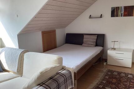 Dachgeschosszimmer zur Untervermietung, eigenes Bad, nur Frauen, - Kirchheim bei München