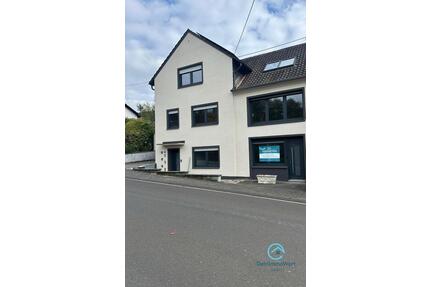 Frisch sanierte 3-Zimmer-Wohnung mit Terrasse. Einbauküche. Garage mit Stellplatz. Deko-Kamin - Kirn