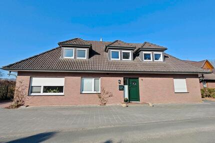 Einfamilienhaus mit Oberwohnung und Doppelgarage - Friesoythe