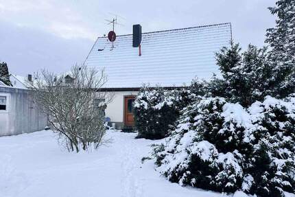 Viel Raum für Lebensträume - gestaltbares Einfamilienhaus mit großem Garten und Garagen in Eckental
