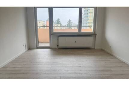 Fürth-Ronhof ! Sehr helle und geräumige 3-ZW, 71 m², EBK, Balkon, 3.OG mit Aufzug.