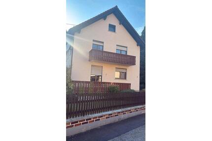 Ein-Zweifamilienhaus in ruhiger Wohnlage in Steinwiesen