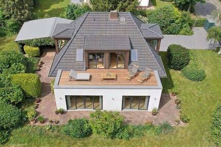 Attraktives Sanierungskonzept: Einfamilienhaus in besonderer Lage Volksdorf mit großem Grundstück - Hamburg