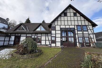 Liebhaberobjekt mit Einliegerwohnung und Panoramablick über Oesdorf! - Marsberg / Oesdorf