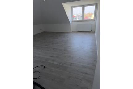 3 Zimmer Dachgeschosswohnung , komplett saniert , 4 OG !!!! - Köln Mülheim