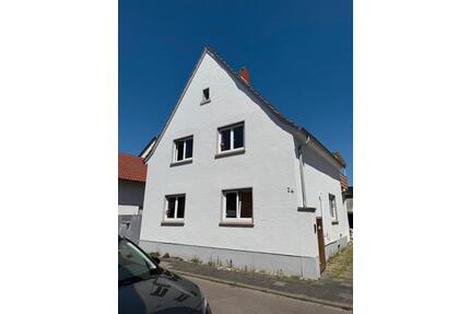 Einfamilienhaus mit großem Grundstück, Keller und zwei Garagen - Haßloch