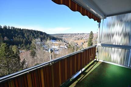 Großzügige, seniorengerechte 2,5-Zimmer-Wohnung mit zwei Balkonen in schöner Aussichtslage - Freudenstadt
