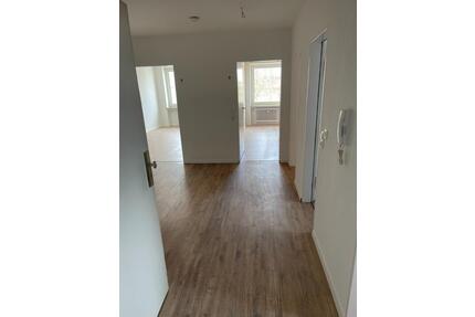 3 Zimmer Wohnung zu vermieten - 585,00&nbsp;EUR Kaltmiete, ca.&nbsp; 90,00&nbsp;m&sup2; in Hof (PLZ: 95032) Christiansreuth