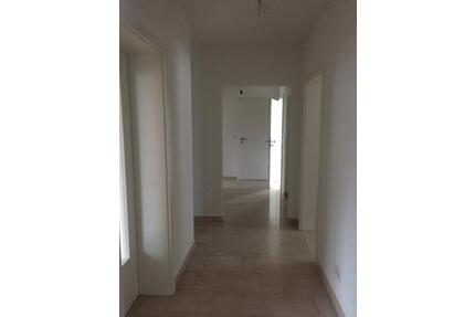 Schöne 5-Zimmer-Wohnung - 1.200,00&nbsp;EUR Kaltmiete, ca.&nbsp; 105,00&nbsp;m&sup2; in Karlstein am Main (PLZ: 63791)