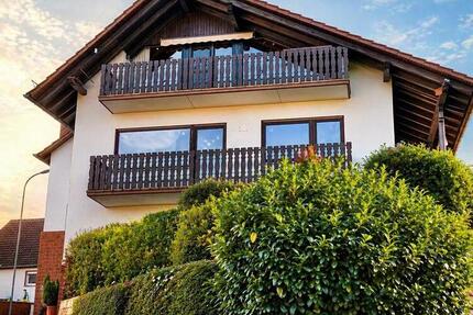 Freistehendes Wohnhaus mit Garten, Loggia und Garagen - Winnweiler