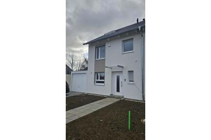 Modernes Reihenhaus mit Garage, Garten und hochwertiger Einbauküche - Oberndorf am Neckar