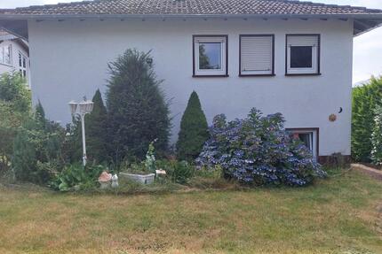 Freistehendes Einfamilienhaus mit Garage und Garten - Straßenhaus