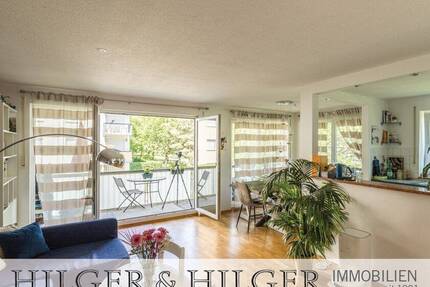 Ca. 33 m² großer, lichtdurchfluter Wohn-, Koch- und Essbereich plus 18 m² Balkon davor - München Schwabing-Freimann