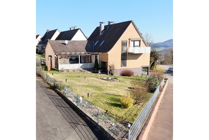 Gepflegtes 1-2 Fam. Haus, neuwertige Heizung, div. Renovierungen, Garten, Doppel-Garage, Terrasse, B - Zierenberg Burghasungen