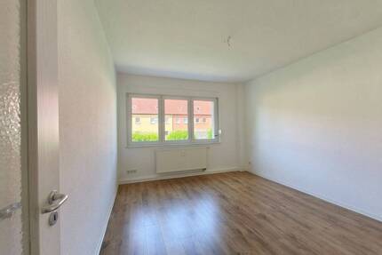 SINGLEWOHNUNG im ERDGESCHOSS - 293,00&nbsp;EUR Kaltmiete, ca.&nbsp; 50,40&nbsp;m&sup2;&nbsp;Wohnfl&auml;che in Kitzscher (PLZ: 04567)