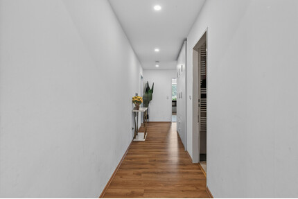 Schöne Aussichten: 4- Zimmer Wohnung mit großem Balkon, Stellplatz und EBK - Hügelsheim