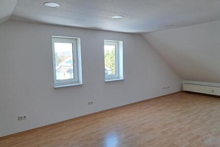 Dachgeschosswohnung im Ortskern von Neuhof