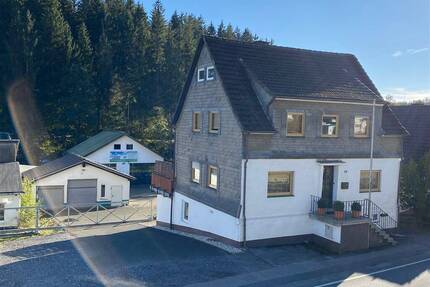 Mehrgenerationenhaus plus Kfz-Werkstatt, Außenpool und großem Gartenhaus in Gleidorf! - Schmallenberg