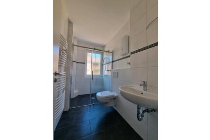 Ruhige Wohnlage mit zentraler Anbindung! Modern renovierte 2-Zimmer-Erdgeschosswohnung mit Balkon - Bergkamen
