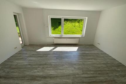 bezugsfertig: schöne 3-Zimmer-Wohnung mit Terrasse und Laminat in Plettenberg Kersmecke