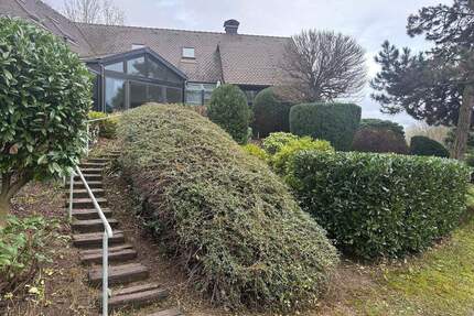 In einer grünen Oase! Großes Einfamilienhaus mit zwei Einliegerwohnungen - Frankfurt am Main Nieder-Eschbach