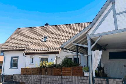 Einfamilienhaus mit Nebengebäude - Steinmauern
