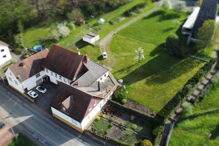 Gebäudeensemble mit drei Wohnhäusern und Bebauungsmöglichkeit - Kottweiler-Schwanden