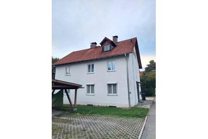 Helle 2-Zimmer-Dachwohnung (50 m²) mit EBK & Carport in Peiting