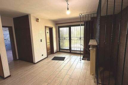 FÜR FACHHANDWERKER! Solider Bungalow mit Pfiff, insges. 200 m² Wohnfläche + ca. 50m² KG! - Niederkassel