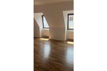 Frisch renovierte und ruhige Helle 2-Zimmer-Dachgeschosswohnung mit Balkon - Bremerhaven