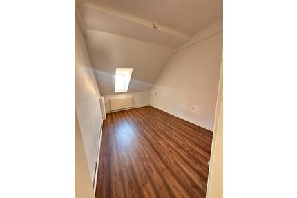 3-Zimmer Dachgeschoss Wohnung - 350,00&nbsp;EUR Kaltmiete, ca.&nbsp; 70,00&nbsp;m&sup2; in Köthen (Anhalt) (PLZ: 06366)