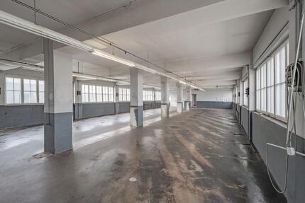 Großzügige Hallenfläche wartet auf einen neuen Mieter! - Villingen-Schwenningen