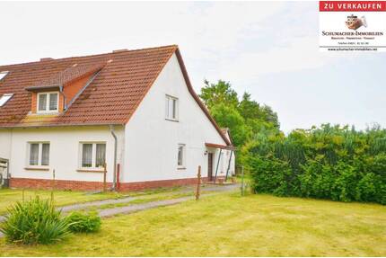 Doppelhaushälfte mit Potenzial und großem Grundstück - Ahrenshagen-Daskow