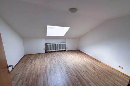 Helle Dachgeschosswohnung mit Garten und Stellplatz - Hemhofen