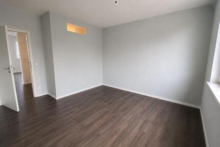 EINZIEHEN UND SICH WOHLFÜHLEN - GEPFLEGTE WOHNUNG MIT LOGGIA - Berlin Marzahn-Hellersdorf
