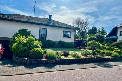 Freistehender Bungalow mit neuem Bad auf 917 m² Grundstück - Wadern