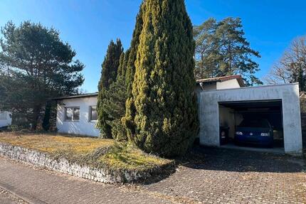 Bungalow freistehend mit gr. Garten und 2 Garagen in Hassel - Sankt Ingbert