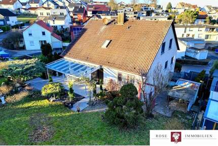 Freistehendes Einfamilienhaus mit ELW, schönem Garten, Terrasse und 3 Garagen in Weiler zum Stein - Leutenbach-Weiler zum Stein