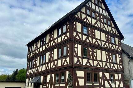 Haus zum Kaufen in Mittenaar 190.000,00 € 227 m²