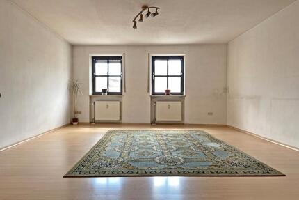 Große 2,5-Zimmer-Wohnung direkt am Marktplatz von Tann zu vermieten - Marktl