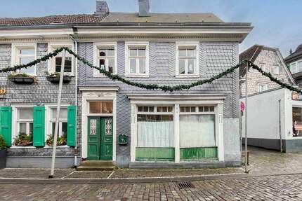 Wohn- und Geschäftshaus, denkmalgeschützt, im historischen Gräfrath Solingens