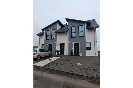 Haus zum Verkauf, linke Seite - 420.000,00&nbsp;EUR Kaufpreis, ca.&nbsp; 225,00&nbsp;m&sup2; in Bad Laasphe (PLZ: 57334)