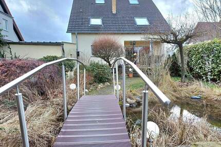 Freistehendes Wohnhaus mit Einliegerwohnung, Terrasse, Garten, Gartenteich und großes Gartenhaus, in ruhiger Lage von Rohrbach, Nähe Pfeifferwald - Sankt Ingbert