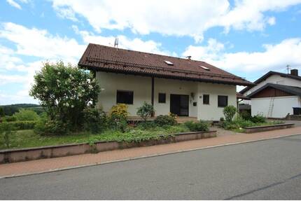 Attraktives Wohnhaus mit viel Platz und überdachtem Schwimmbad ... - Limbach Krumbach