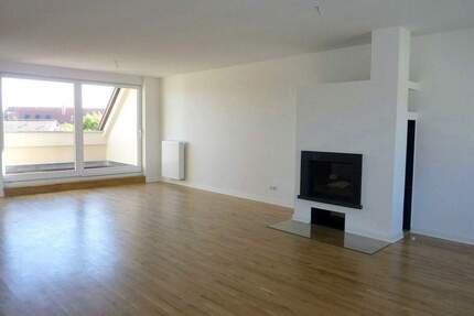 Klimatisierte DG-Wohnung: 4 Zimmer, 2 Bäder, Kamin und Balkon in Leipzig Gohlis