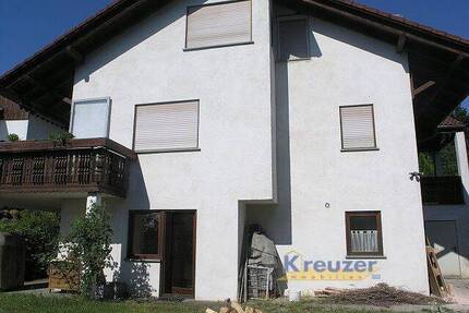 Ruhig Lage * Bezugsfrei * Renoviert - Hübsche 2 Zi.-Wohnung in Teilort von Berg !